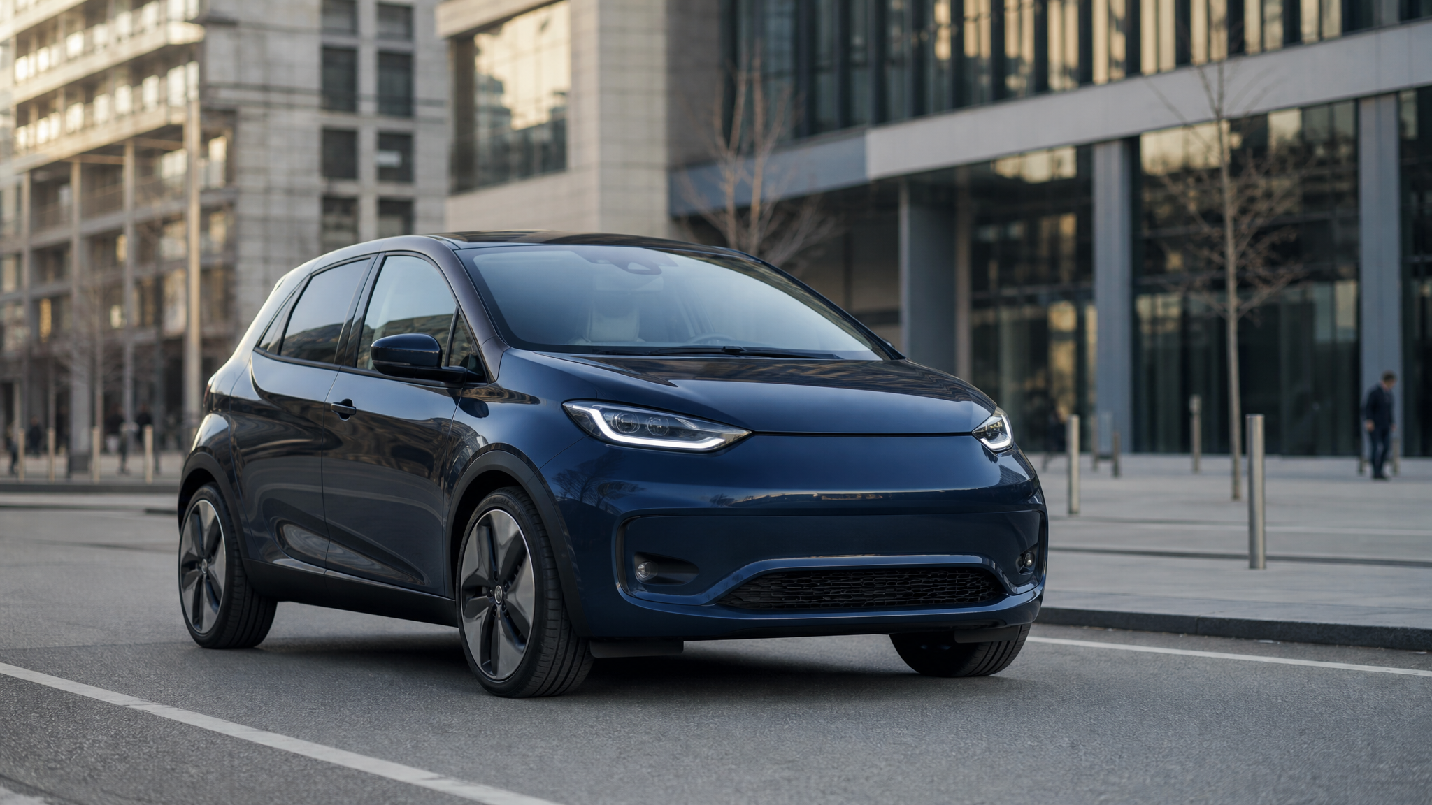 Visuel éditorial sobre représentant une voiture électrique compacte en environnement urbain européen