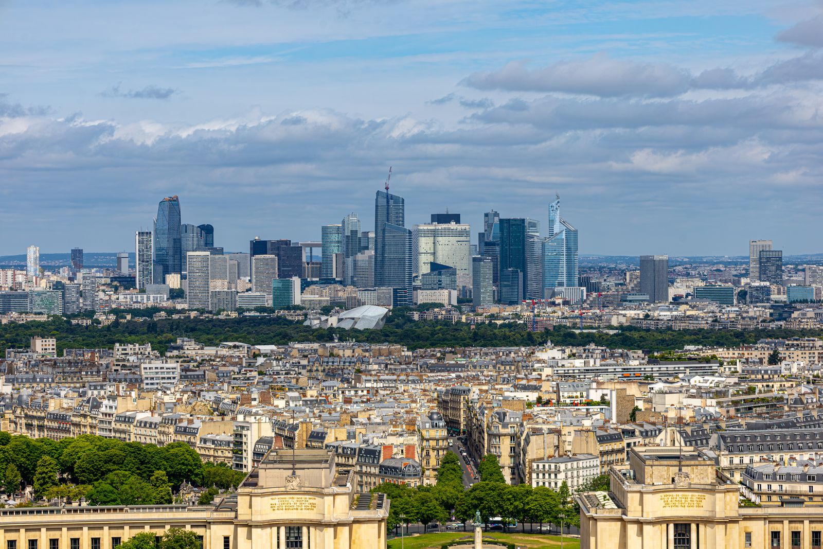 Skyline du quartier d'affaires de La D&eacute;fense derri&egrave;re les immeubles haussmanniens de Paris