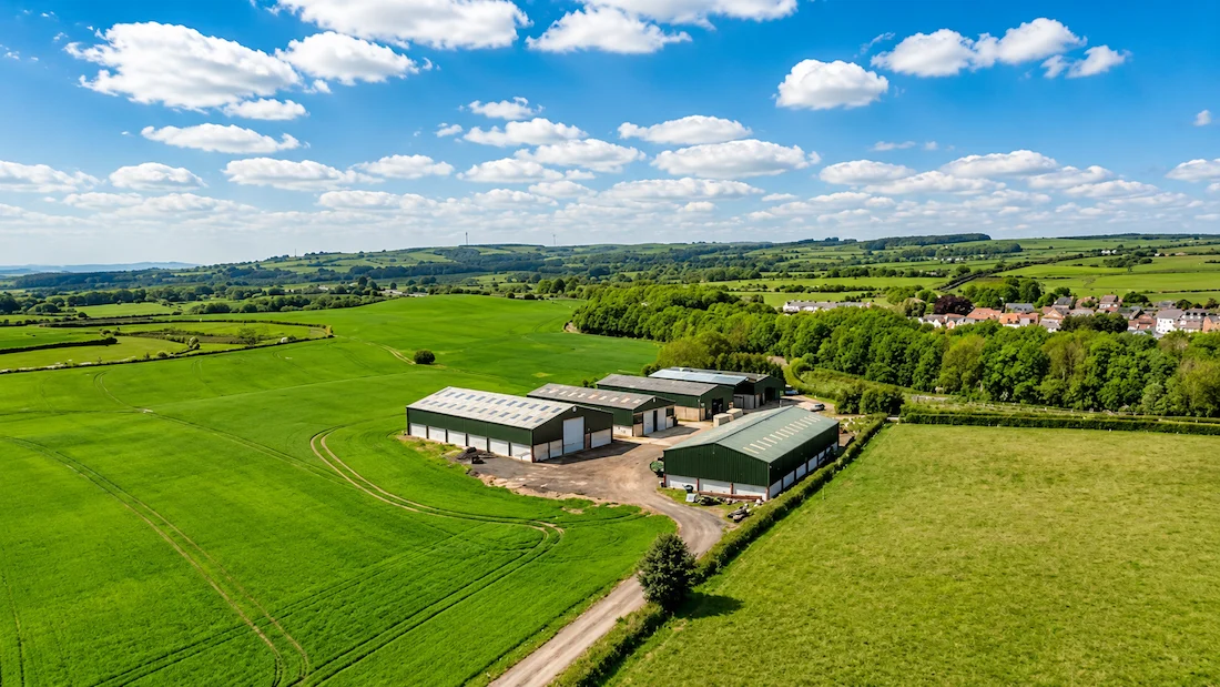 Vue a&eacute;rienne d&rsquo;une exploitation agricole fran&ccedil;aise et de ses b&acirc;timents, illustrant le financement du mat&eacute;riel agricole