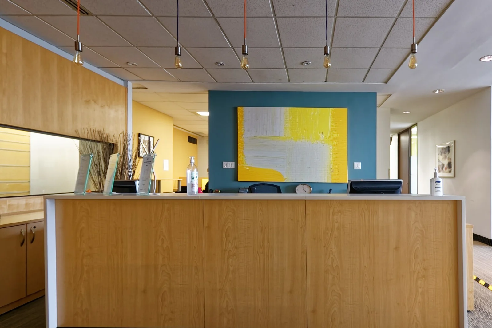Int&eacute;rieur d&rsquo;un bureau de cabinet d&rsquo;avocat am&eacute;nag&eacute; pour recevoir des clients.