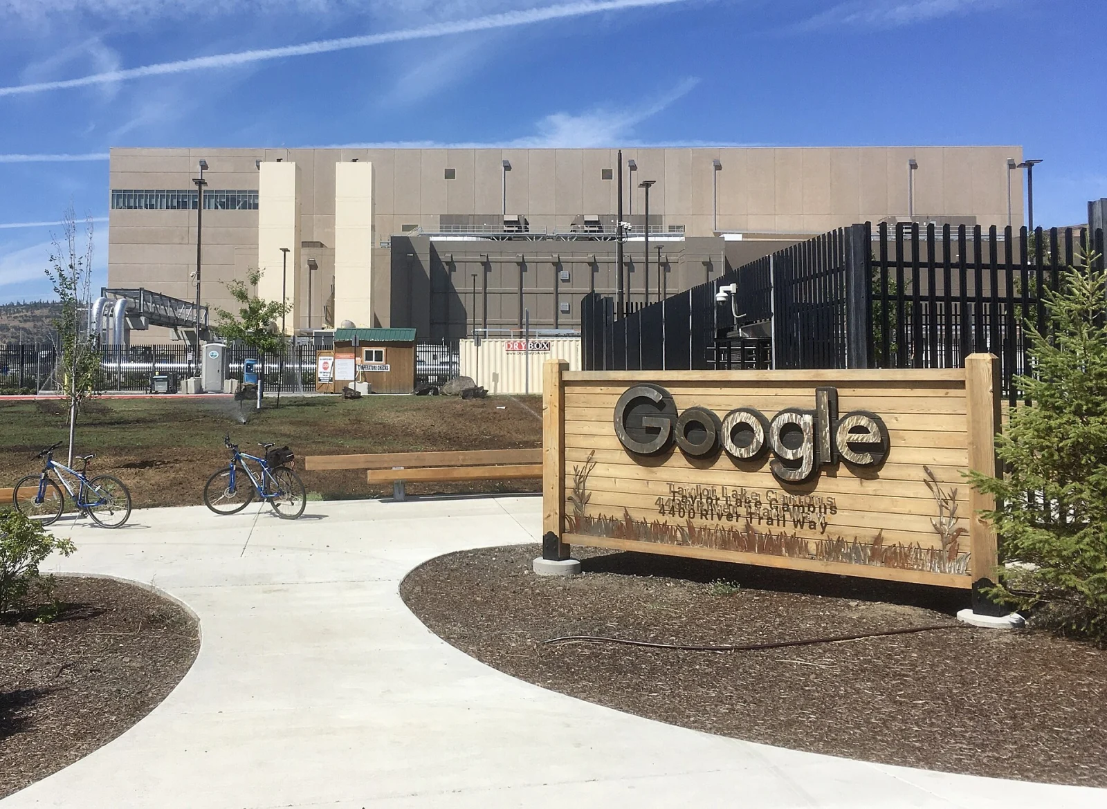 Vue ext&eacute;rieure d&rsquo;un centre de donn&eacute;es de Google.