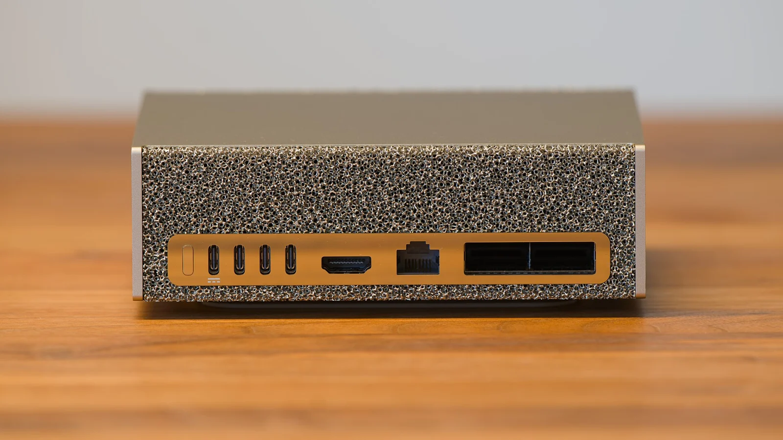 Vue arri&egrave;re d&rsquo;un Nvidia DGX Spark montrant ses ports de connexion et ses ouvertures de ventilation.