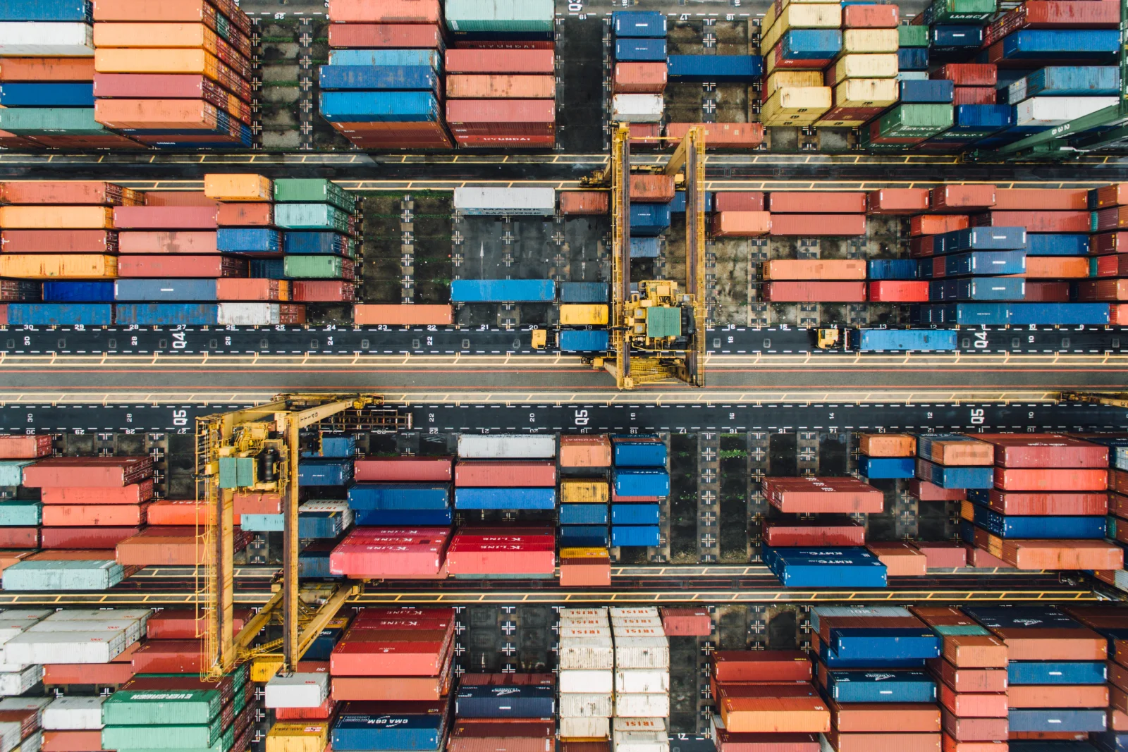 Vue aérienne de rangées de conteneurs dans un terminal portuaire à Singapour.