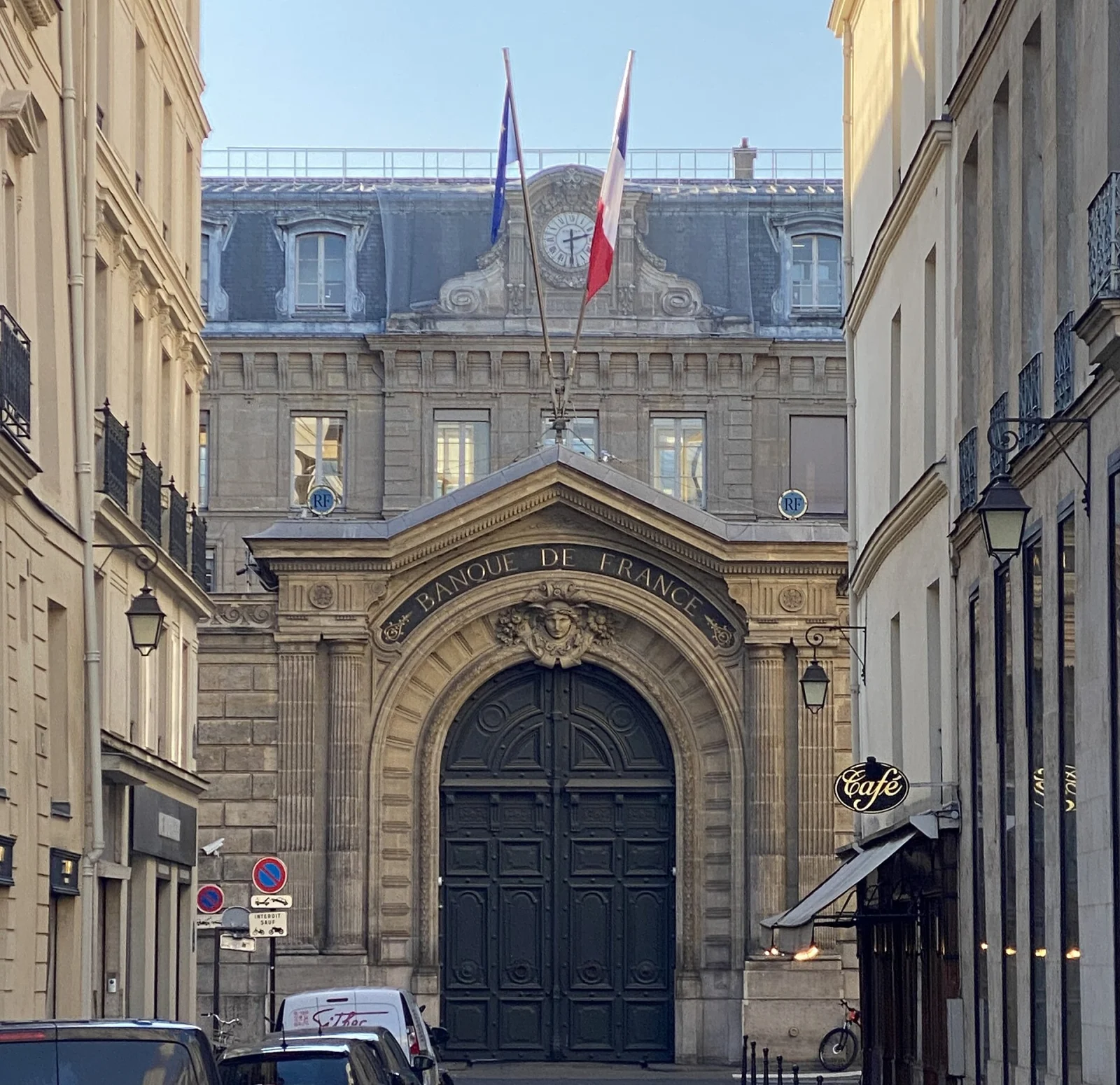 Entr&eacute;e monumentale d&rsquo;un b&acirc;timent en pierre portant l&rsquo;inscription &laquo; Banque de France &raquo;.