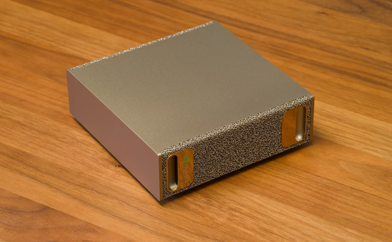Ordinateur compact Nvidia DGX Spark photographi&eacute; de trois quarts.