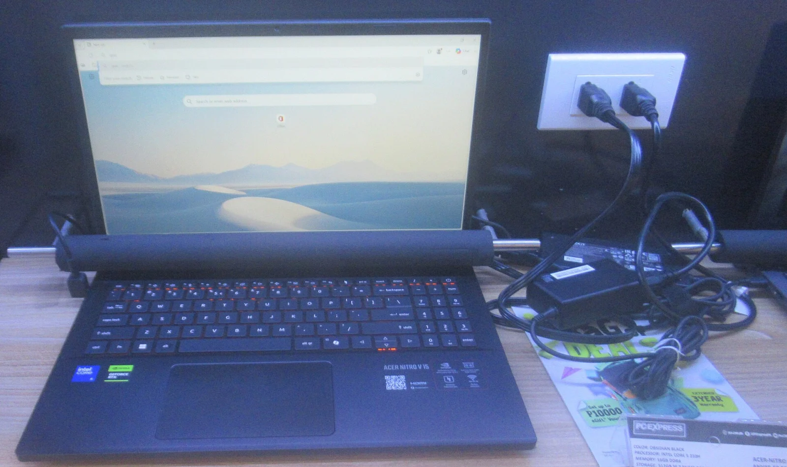 Ordinateur portable ouvert, avec &eacute;cran allum&eacute; et clavier visible.