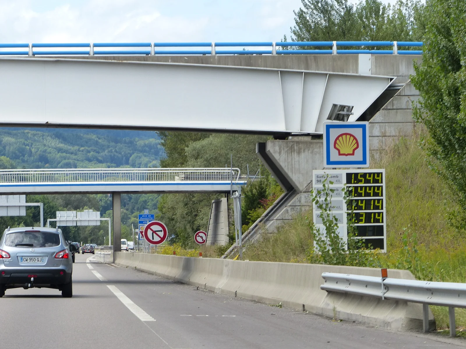 Panneau affichant les prix des carburants dans une station-service Shell.