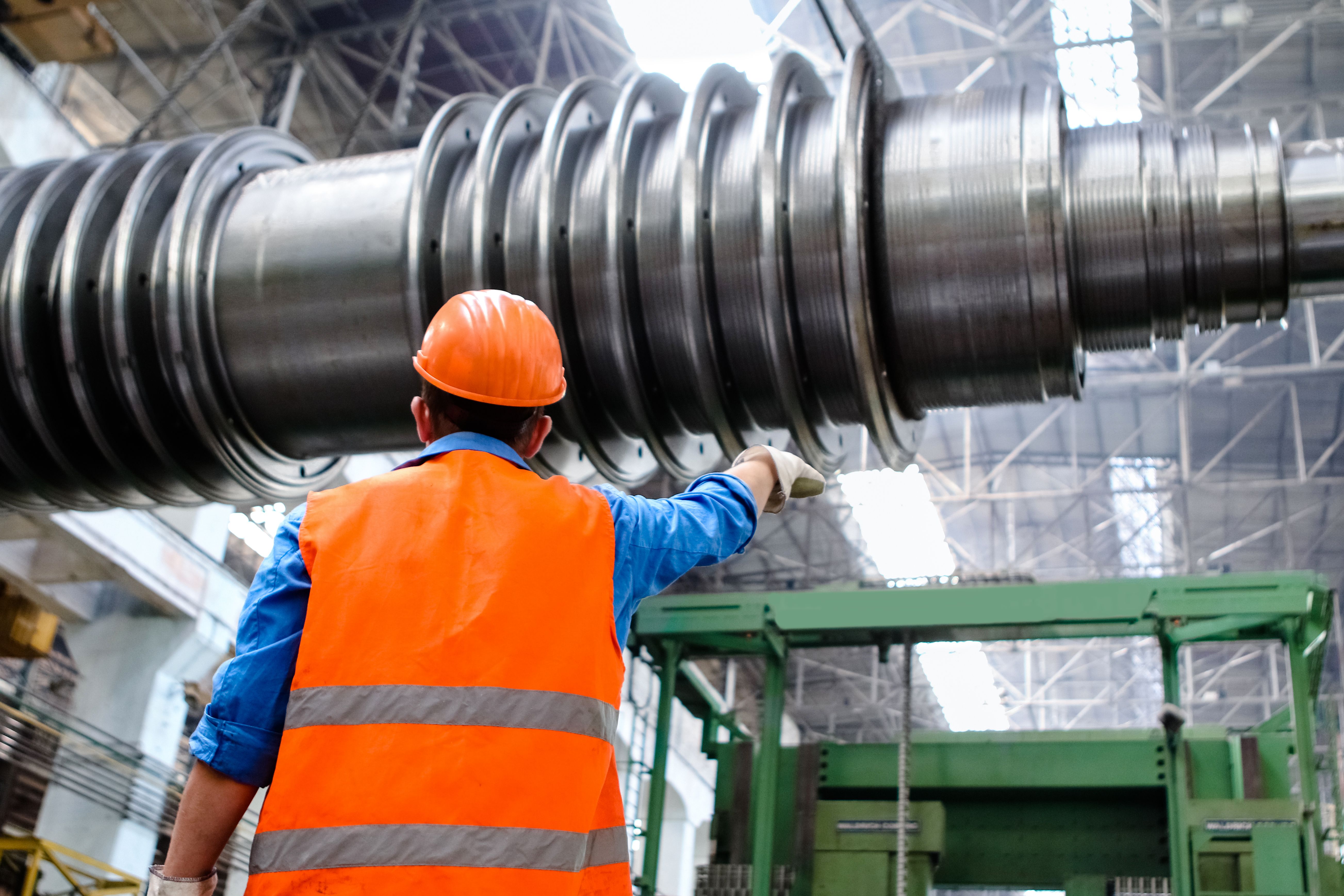 Technicien devant un équipement industriel lourd, financement d'équipement aux États-Unis