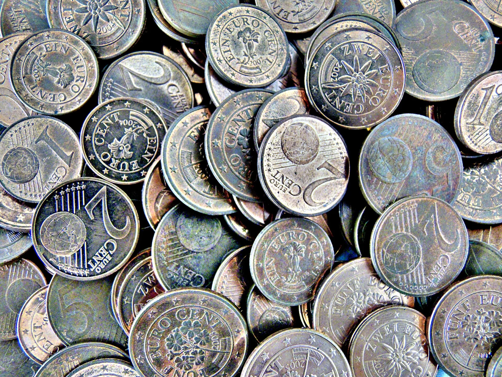 Pièces de centimes d’euro de différentes valeurs réunies en gros plan, illustration du budget des ménages.