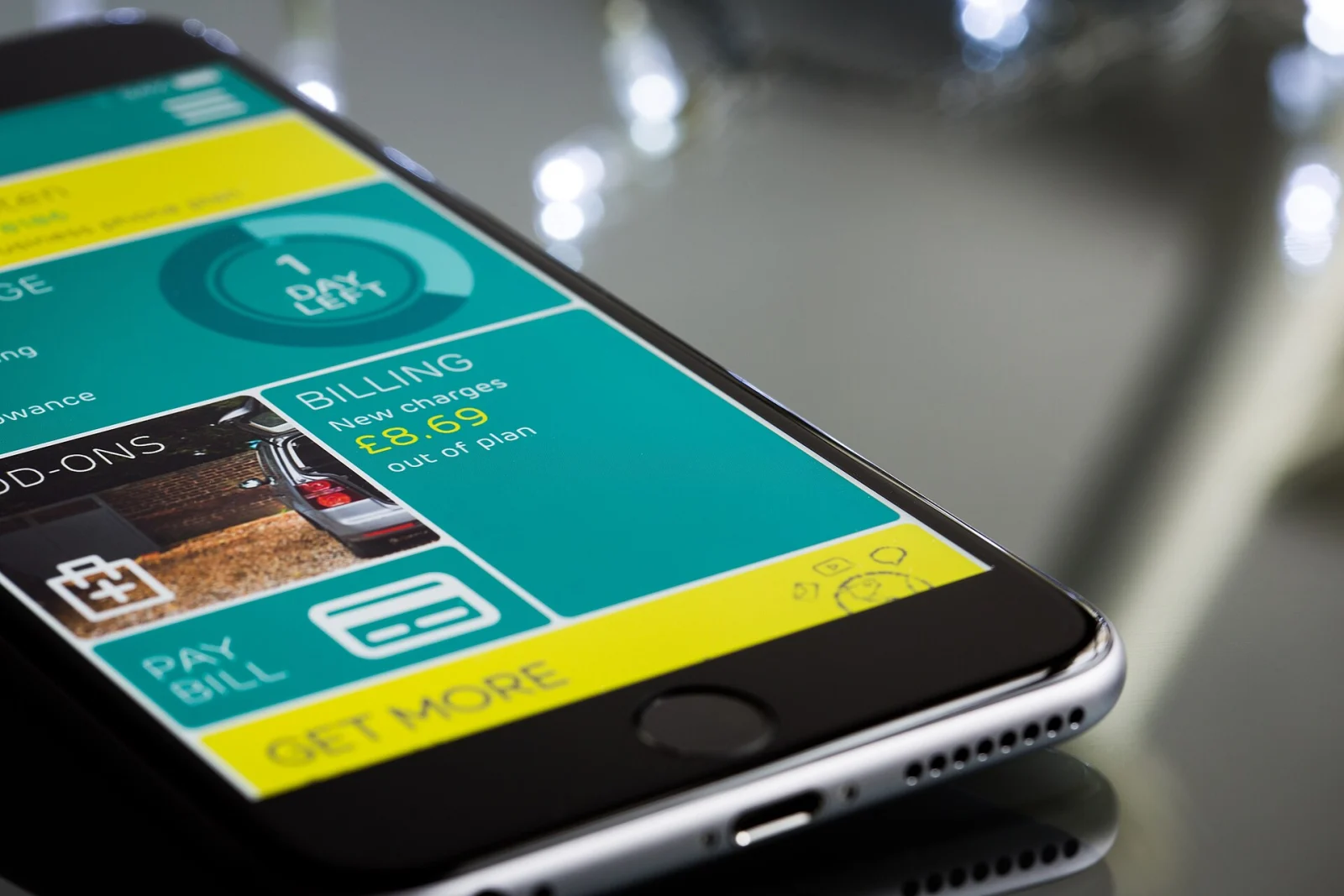 Smartphone affichant une interface de banque mobile.